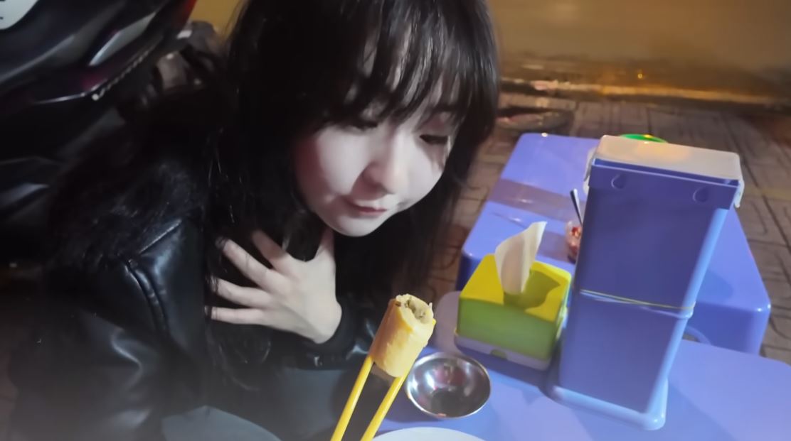 Khách Trung Quốc vừa đến Việt Nam đã đi ăn 1 món lề đường, cười tít mắt vì quá mê- Ảnh 4.