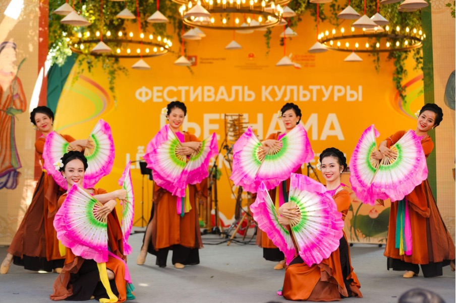 Khán giả Nga hào hứng xem múa rối nước, học nấu món Việt trong sự kiện văn hoá đặc biệt tại thủ đô Matxcơva- Ảnh 2.