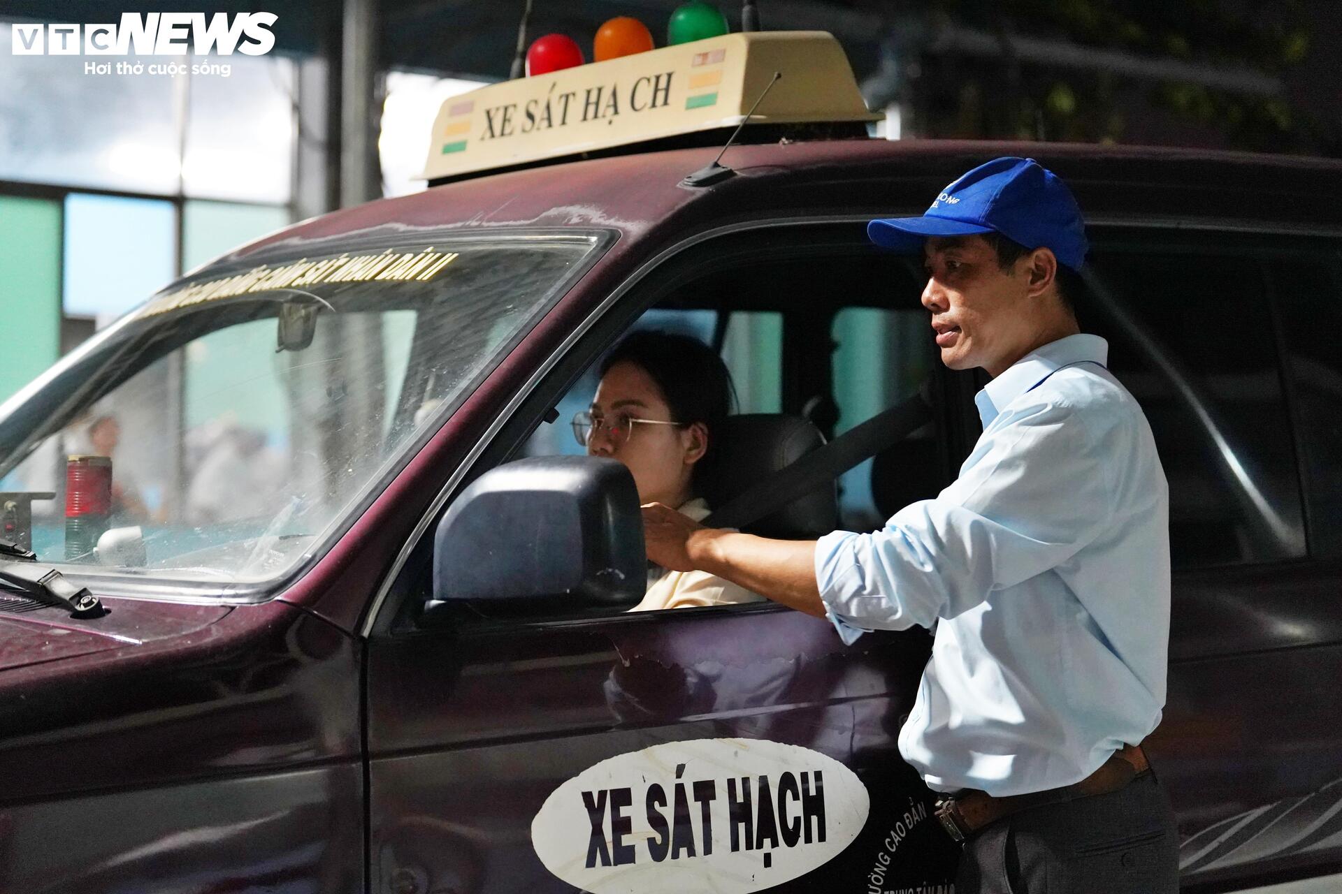 Thi bằng lái xuyên đêm, CSGT TP.HCM giải quyết hơn 75.000 hồ sơ tồn đọng- Ảnh 17.