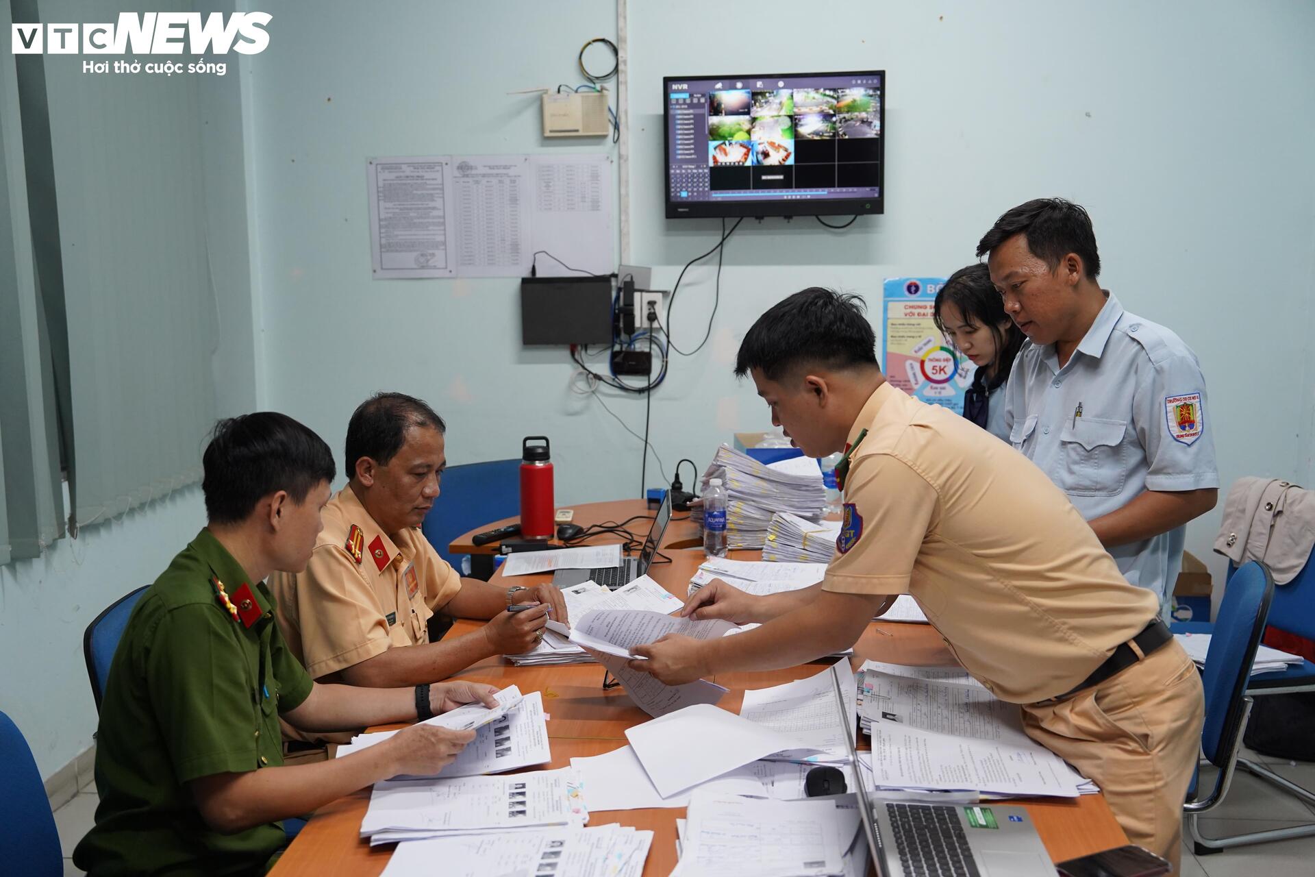 Thi bằng lái xuyên đêm, CSGT TP.HCM giải quyết hơn 75.000 hồ sơ tồn đọng- Ảnh 18.
