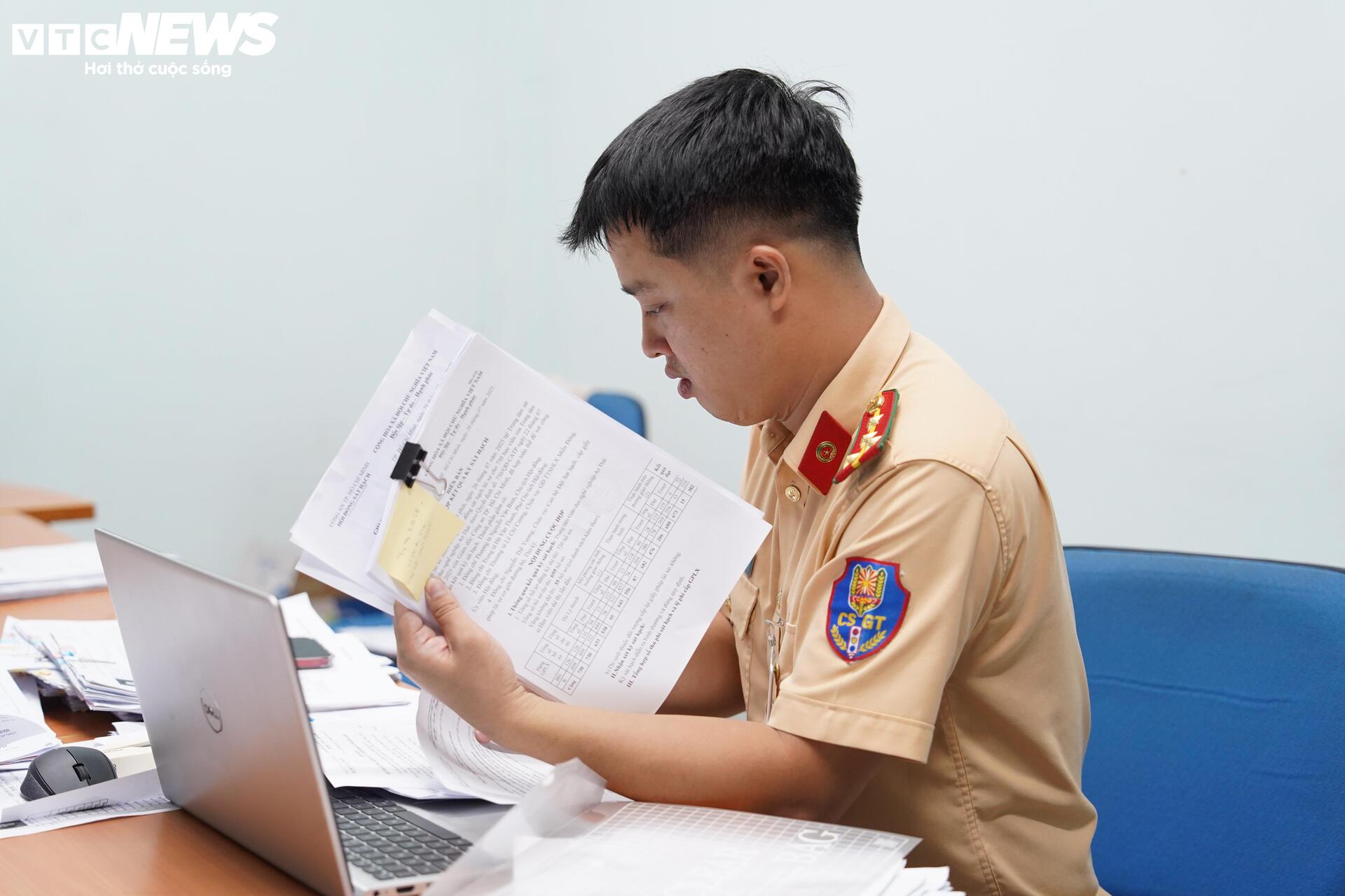 Thi bằng lái xuyên đêm, CSGT TP.HCM giải quyết hơn 75.000 hồ sơ tồn đọng- Ảnh 5.