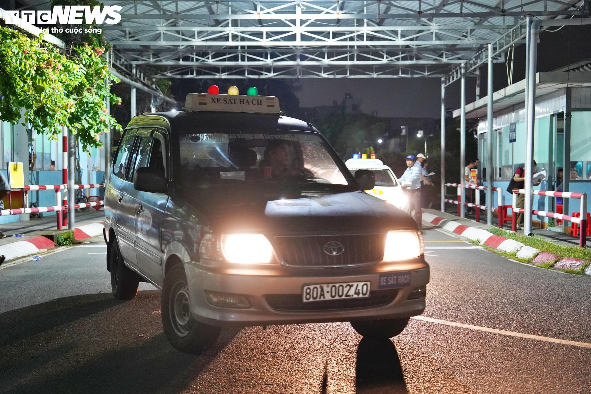 Thi bằng lái xuyên đêm, CSGT TP.HCM giải quyết hơn 75.000 hồ sơ tồn đọng- Ảnh 14.