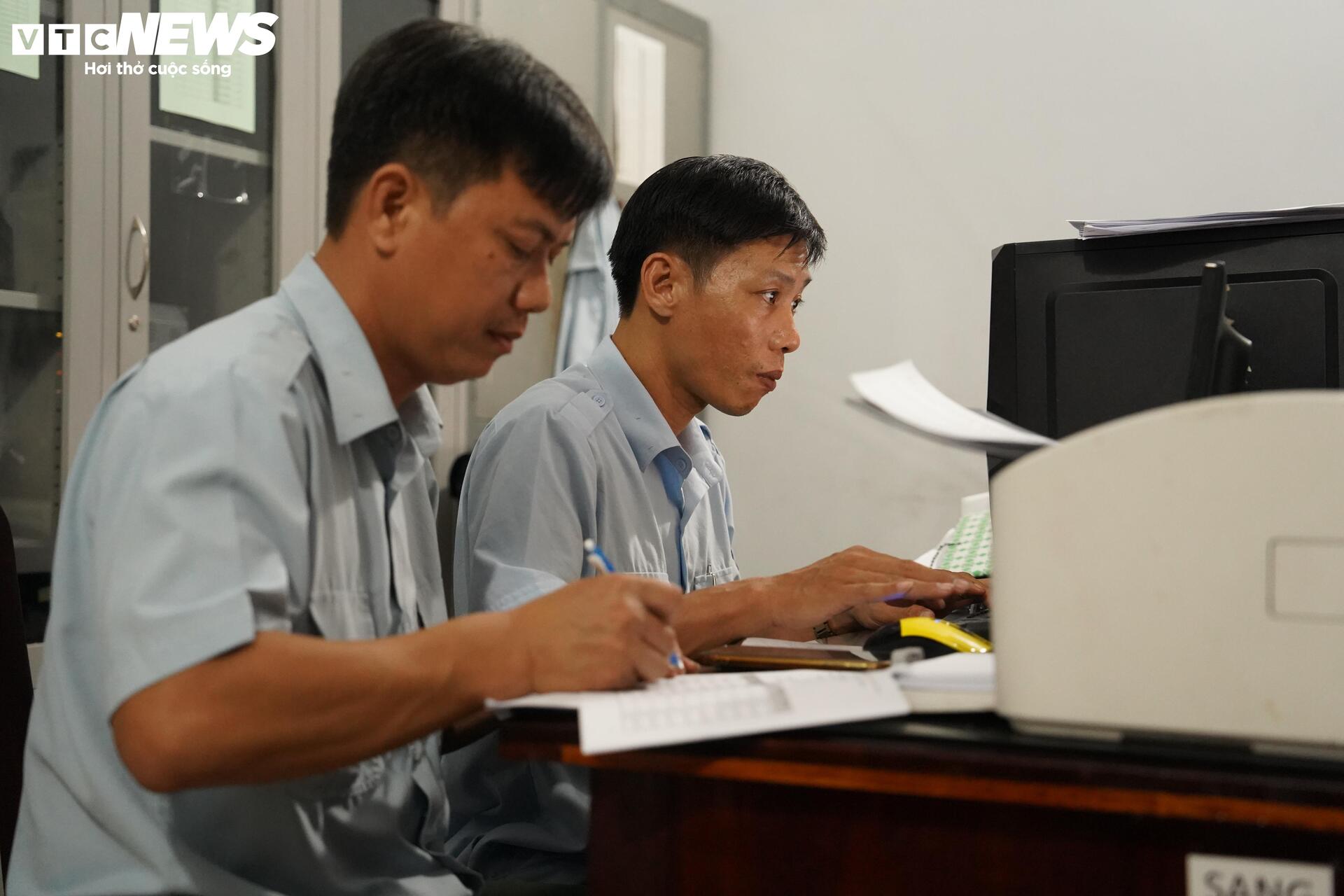 Thi bằng lái xuyên đêm, CSGT TP.HCM giải quyết hơn 75.000 hồ sơ tồn đọng- Ảnh 7.