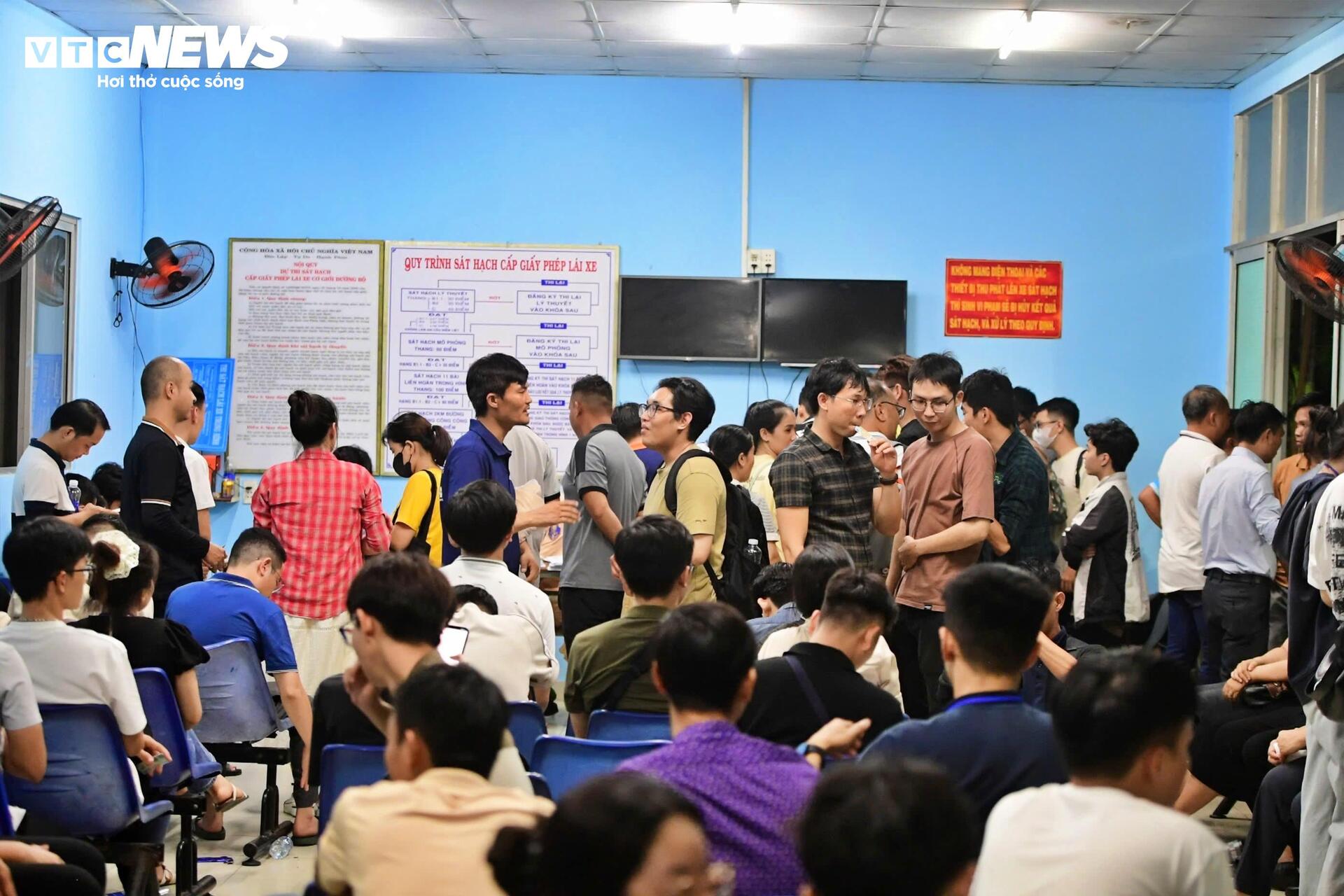 Thi bằng lái xuyên đêm, CSGT TP.HCM giải quyết hơn 75.000 hồ sơ tồn đọng- Ảnh 6.