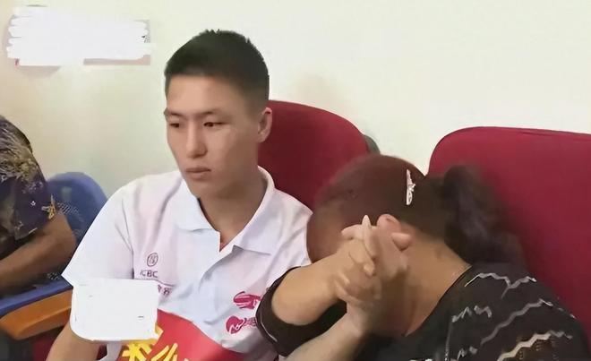 Bé trai 4 tuổi mất tích 17 năm, vừa đoàn tụ gia đình thì bố mẹ nuôi gọi điện "con hãy về thừa kế gia tài nghìn tỷ": Quyết định khiến tất cả sững sờ- Ảnh 1.