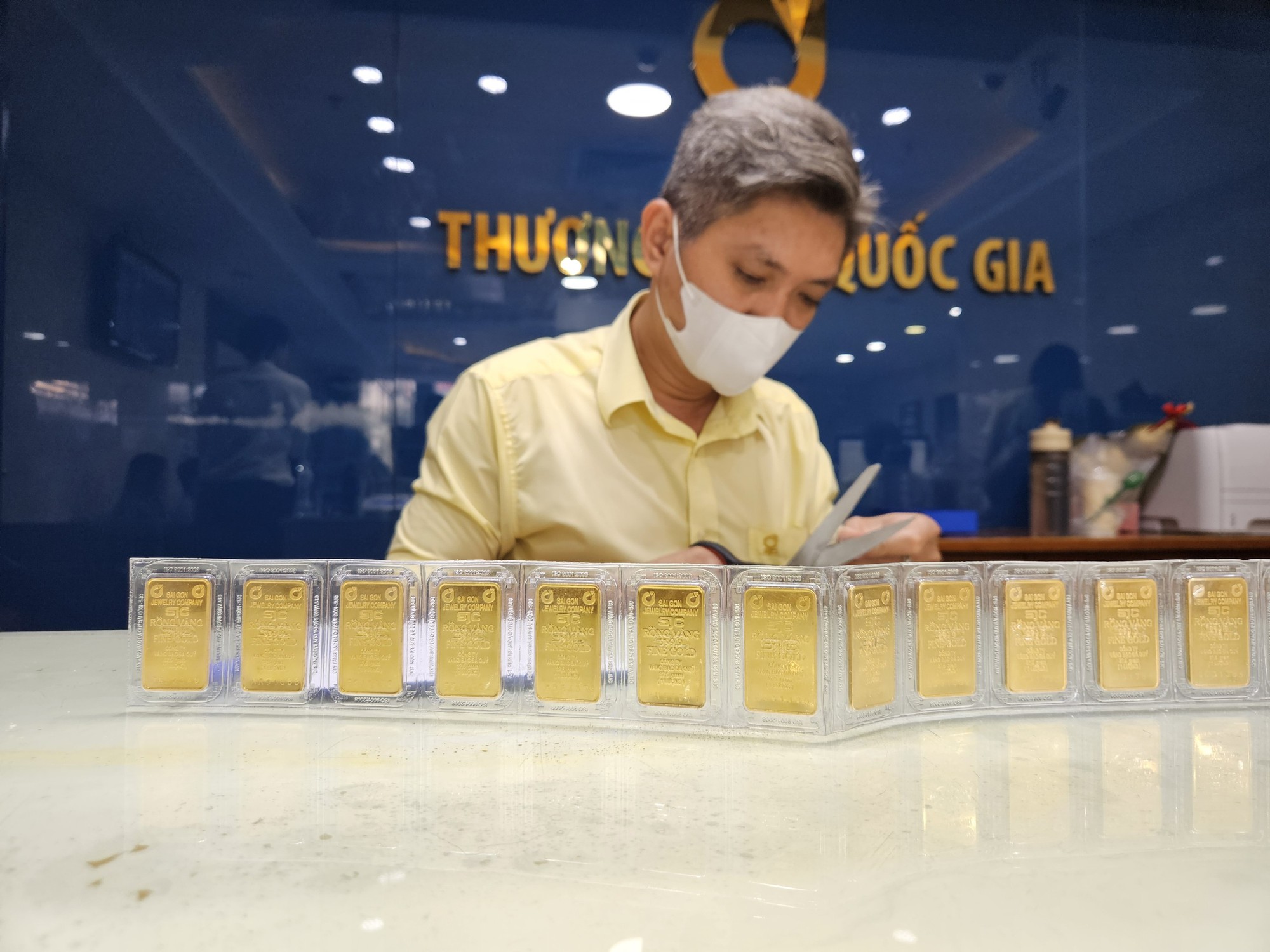Giá vàng SJC cao hơn thế giới gần 16 triệu đồng/lượng- Ảnh 1.
