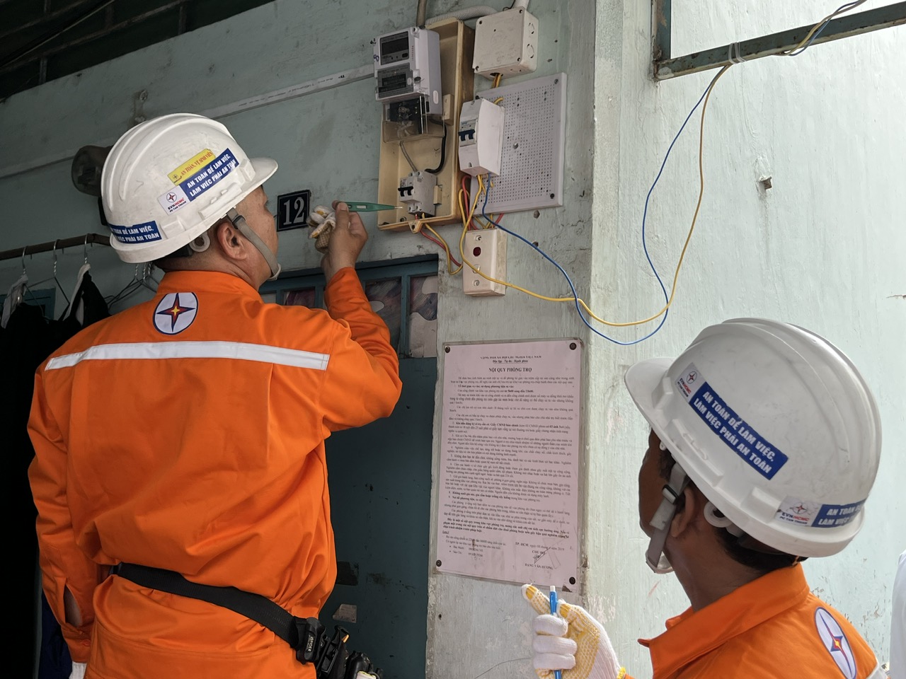 Cúp điện đột ngột ở TP HCM lúc giữa trưa, người dân bị đảo lộn sinh hoạt- Ảnh 1.