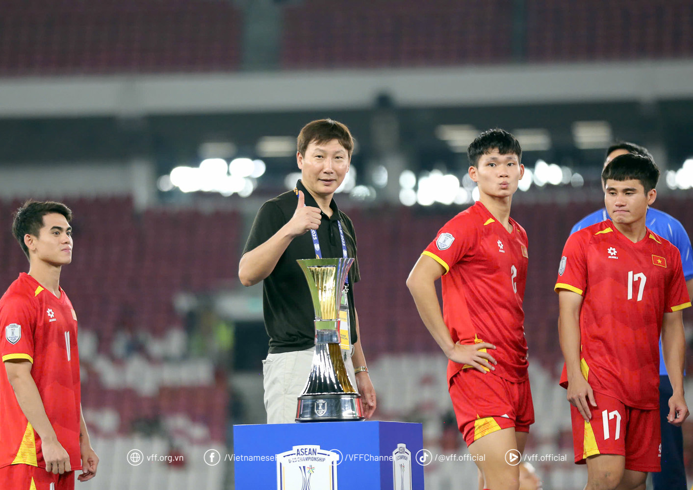 HLV Kim Sang-sik lại viral với khoảnh khắc được cầu thủ U23 Việt Nam tung lên không trung nhưng lại tuột tay... làm rớt thầy- Ảnh 8.