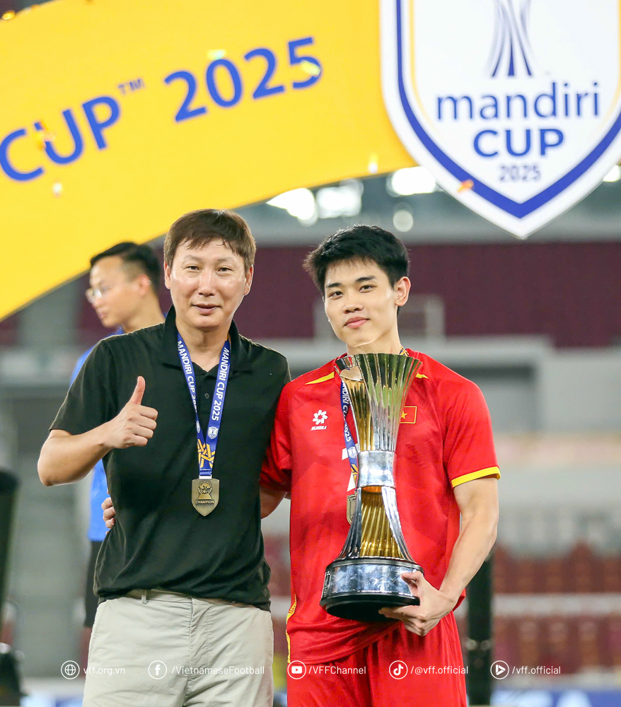 HLV Kim Sang-sik lại viral với khoảnh khắc được cầu thủ U23 Việt Nam tung lên không trung nhưng lại tuột tay... làm rớt thầy- Ảnh 10.