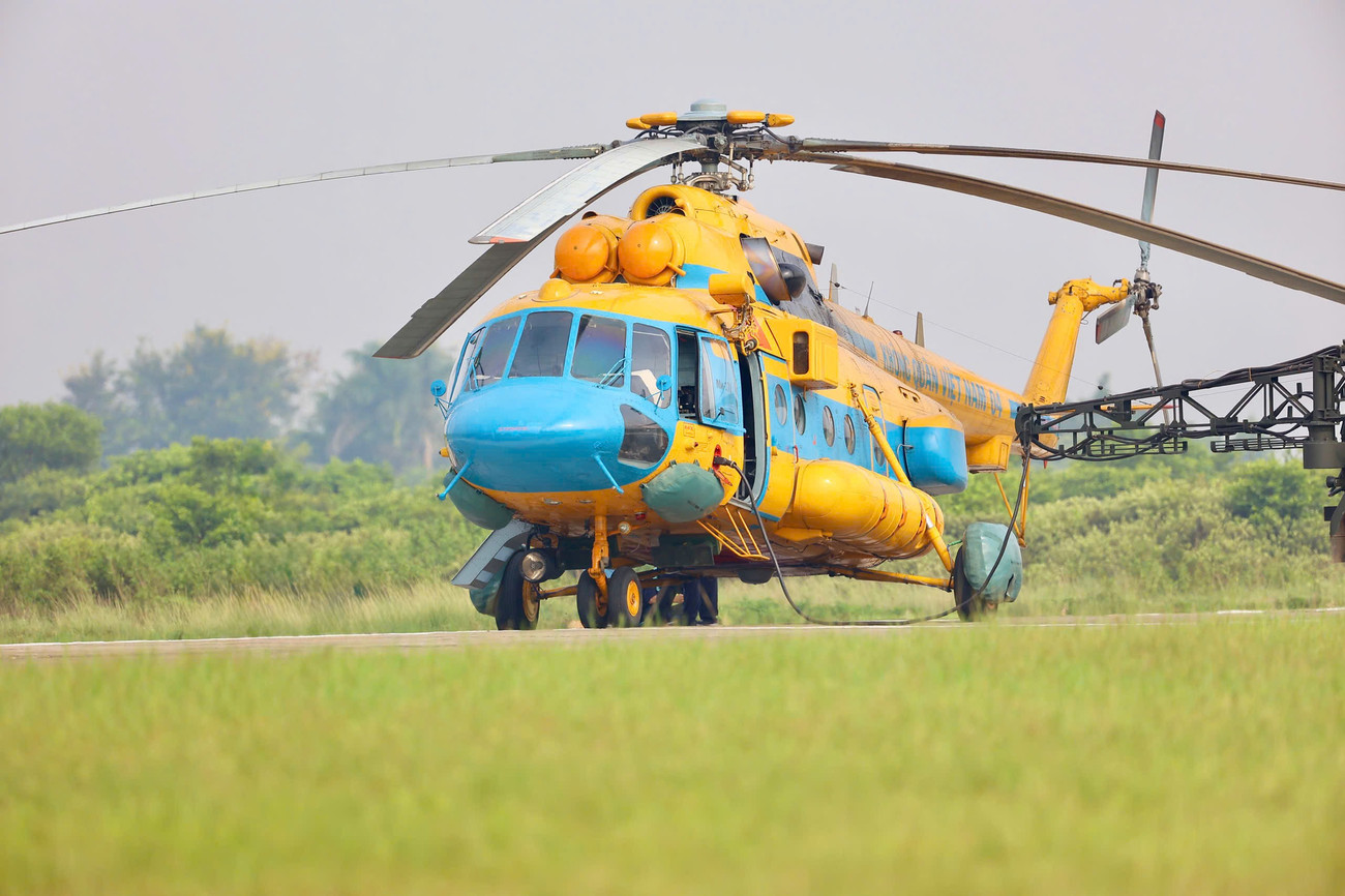 Hợp luyện đội hình 10 chiếc trực thăng kéo cờ Đảng, cờ Tổ quốc trên bầu trời Hà Nội- Ảnh 2.