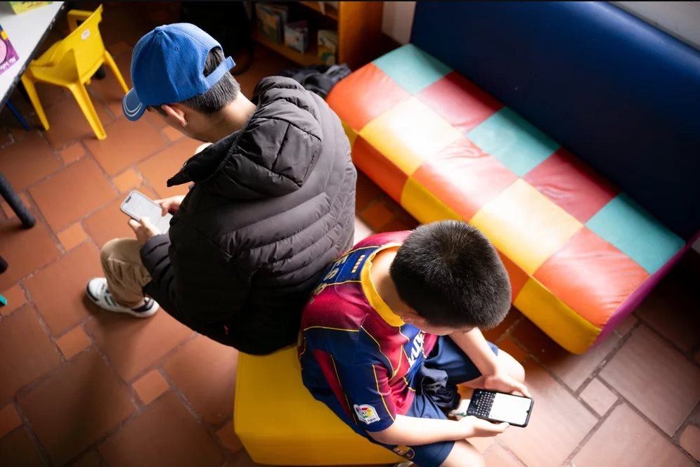 Lạm dụng AI, học sinh một quốc gia ngày càng học kém: ChatGPT, Gemini biến trẻ em vùng quê thành những kẻ lười suy nghĩ, phụ thuộc vào công nghệ- Ảnh 1.
