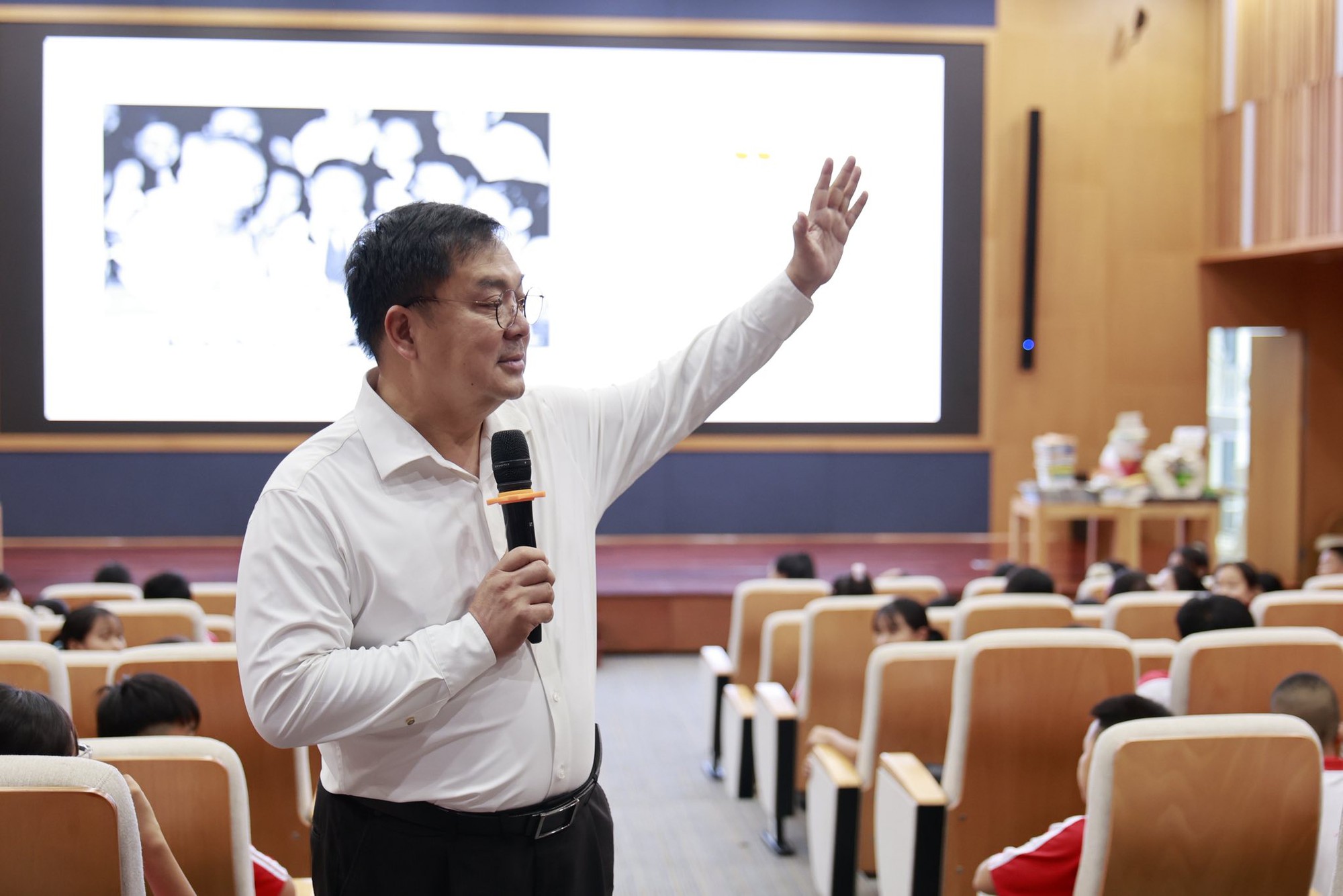 Những hình ảnh đời thường gần gũi, luôn sống hết mình của ông Hoàng Nam Tiến- Ảnh 3.