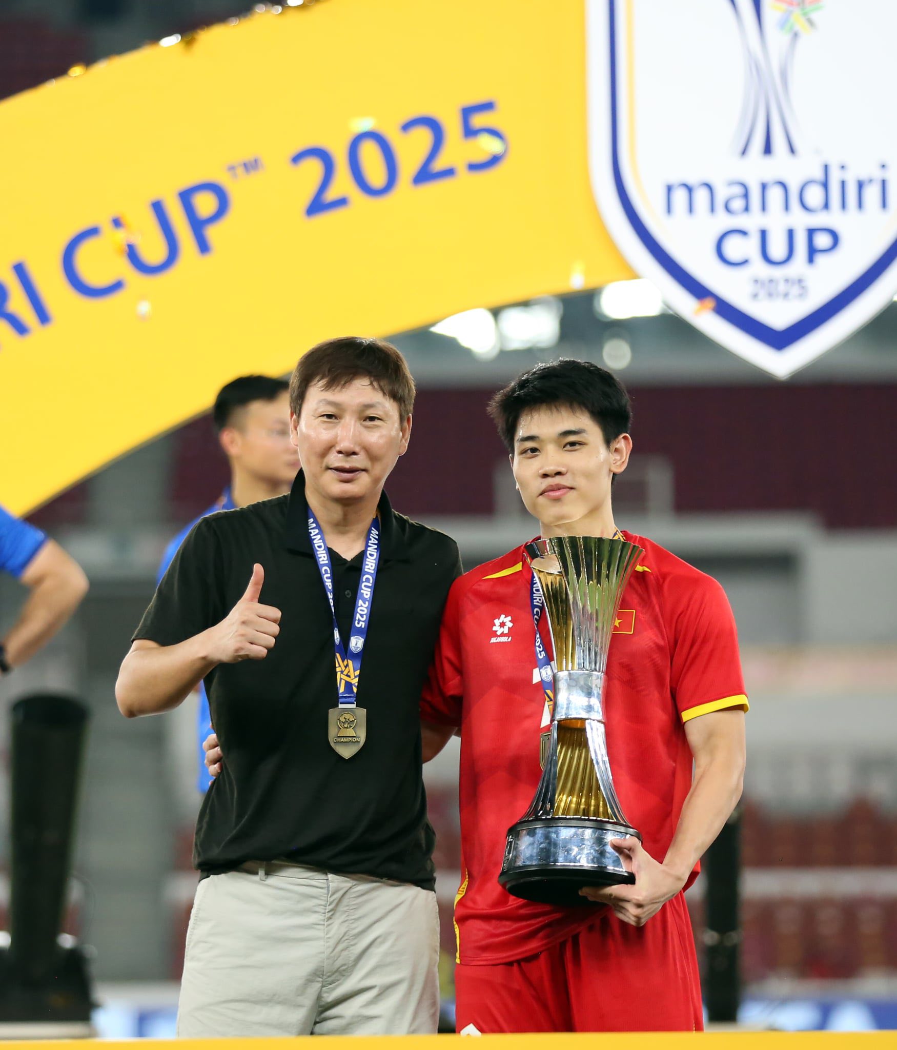 Đình Bắc U23 Việt Nam vừa vô địch trở về có hành động ý nghĩa, ủng hộ đồng bào Nghệ An vượt qua khó khăn- Ảnh 3.