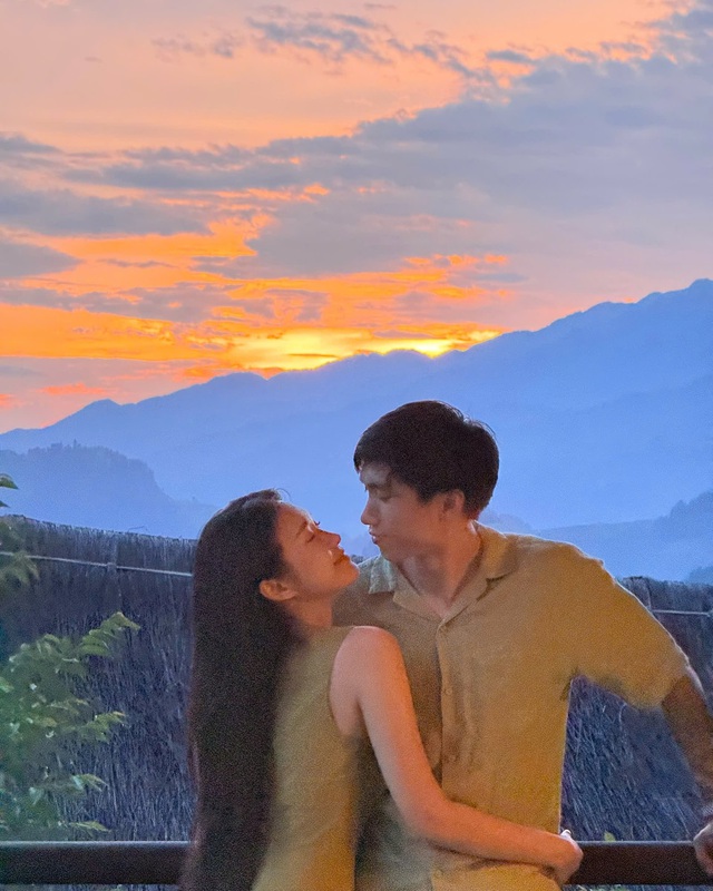 Đoàn Văn Hậu tung loạt ảnh thân mật bên vợ, sắc vóc Top 10 Hoa hậu Doãn Hải My chiếm trọn spotlight- Ảnh 1.