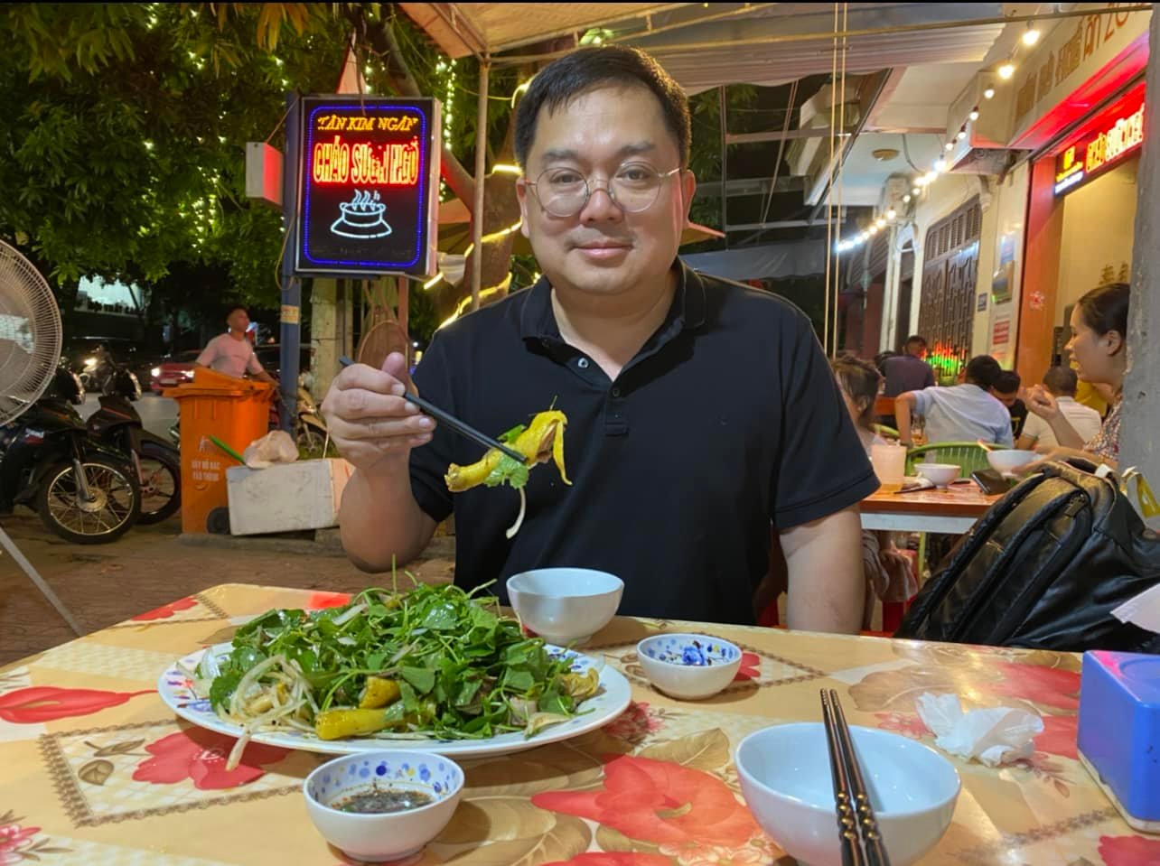Hiếm ai như ông Hoàng Nam Tiến: Là sếp lớn nhưng có thú vui review ẩm thực, vừa thú vị vừa gần gũi- Ảnh 1.