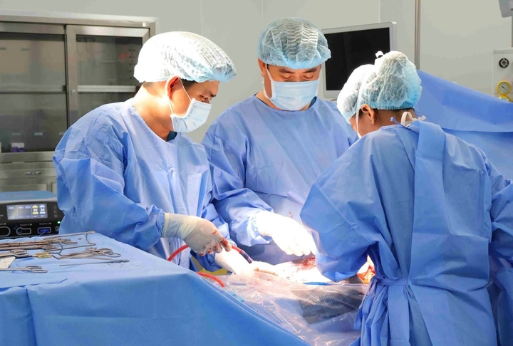 Thiếu nữ 15 tuổi mang u buồng trứng to như thai 7 tháng- Ảnh 1.
