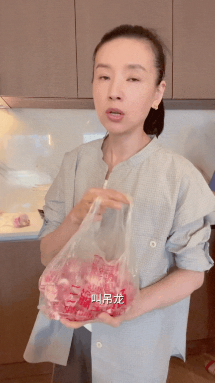 Đổng Khiết "Chúc Anh Đài" vào bếp làm món cà ri bò cho bữa tối nhưng dân tình lại chăm chăm hỏi... nồi mua ở đâu?- Ảnh 1.