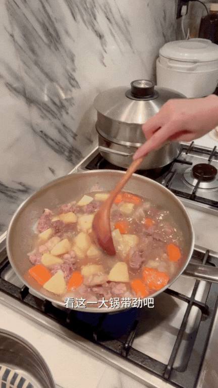 Đổng Khiết "Chúc Anh Đài" vào bếp làm món cà ri bò cho bữa tối nhưng dân tình lại chăm chăm hỏi... nồi mua ở đâu?- Ảnh 3.