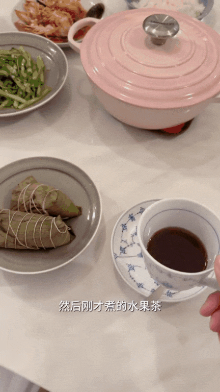 Đổng Khiết "Chúc Anh Đài" vào bếp làm món cà ri bò cho bữa tối nhưng dân tình lại chăm chăm hỏi... nồi mua ở đâu?- Ảnh 7.