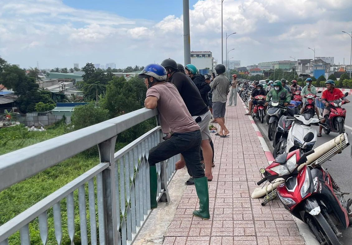 Tìm cô gái nghi nhảy cầu tự tử, phát hiện thi thể nam giới- Ảnh 1.
