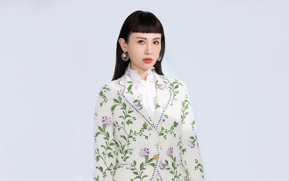 Mỹ nhân 43 tuổi hẹn hò hồng hài nhi 21 tuổi, bị 