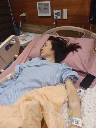 "Nữ hoàng dao kéo" chuyển từ giường bệnh ung thư sang… giường phẫu thuật thẩm mỹ, gây mê suốt 6 tiếng để căng da!- Ảnh 5.