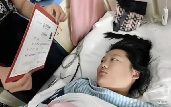 Nữ sinh đang bị hôn mê, đứng trước cửa tử bỗng tỉnh dậy sau khi cha đưa ra một tờ giấy trước mặt- Ảnh 1.