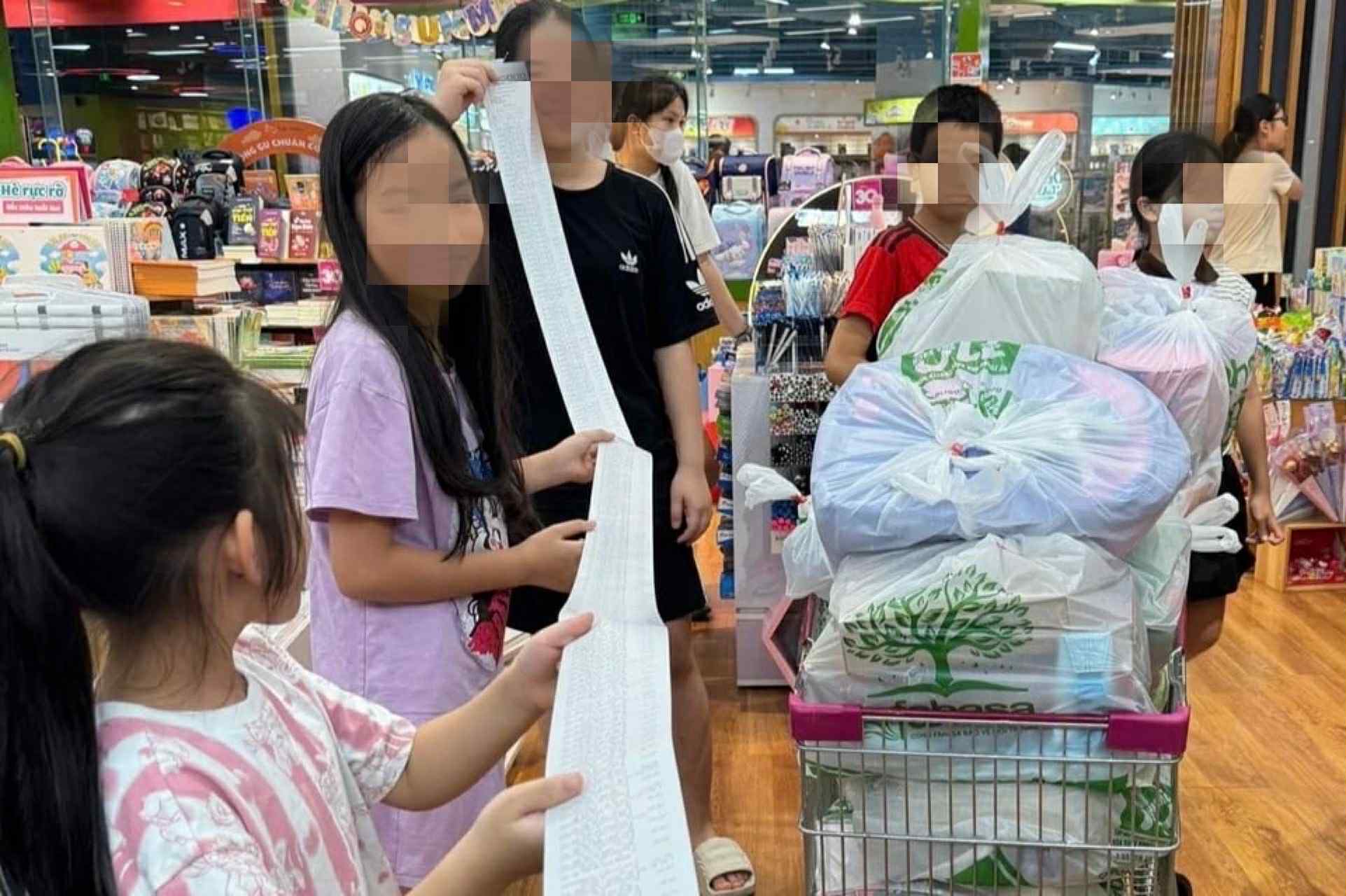 Sắm sửa đầu năm học: Gia đình chi gần 30 triệu mua sách vở cho con, hóa đơn dài hơn 5 mét- Ảnh 2.