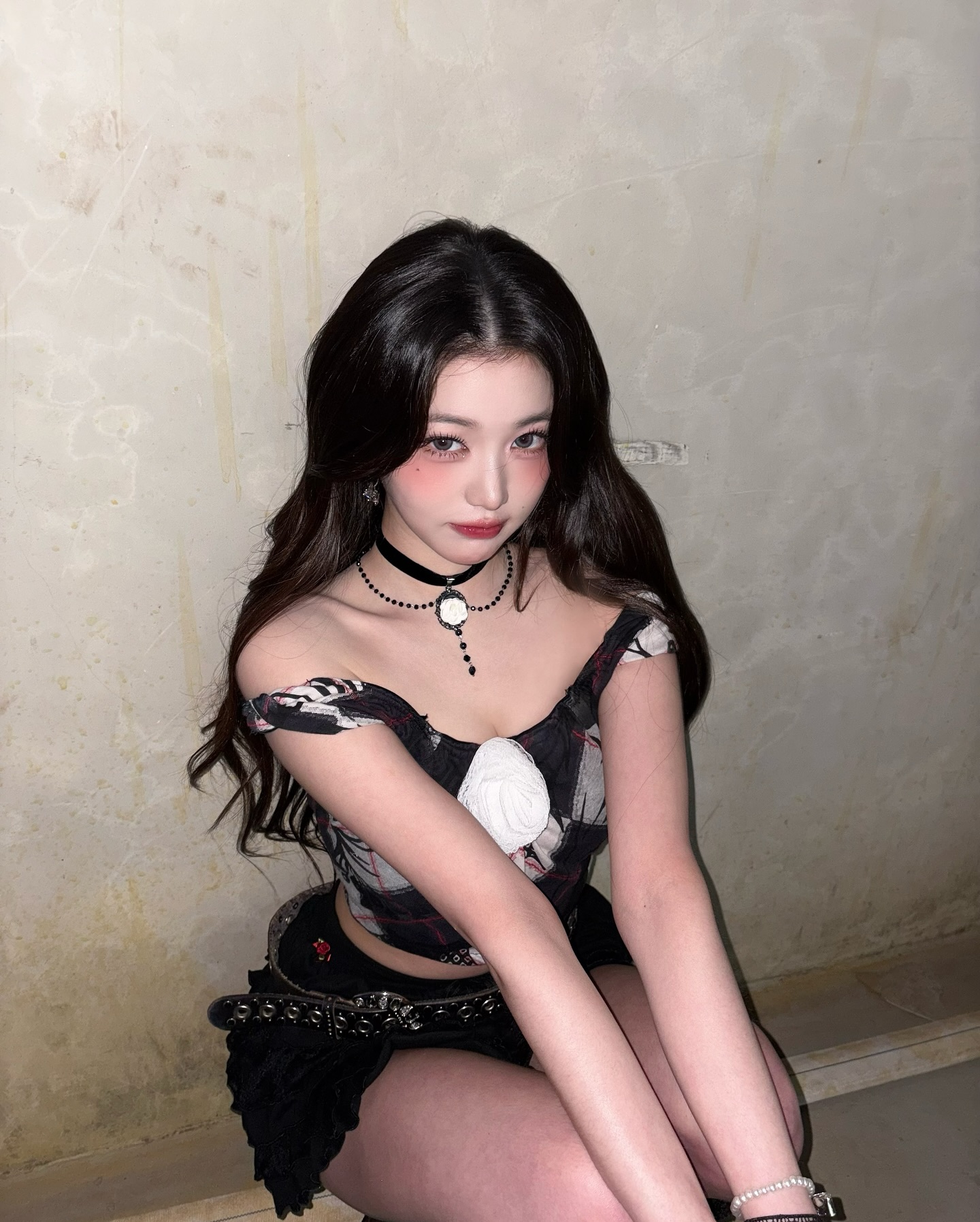 Sexy hay phản cảm? Lại thêm 1 outfit siêu ngắn gây tranh cãi của Kpop- Ảnh 16.