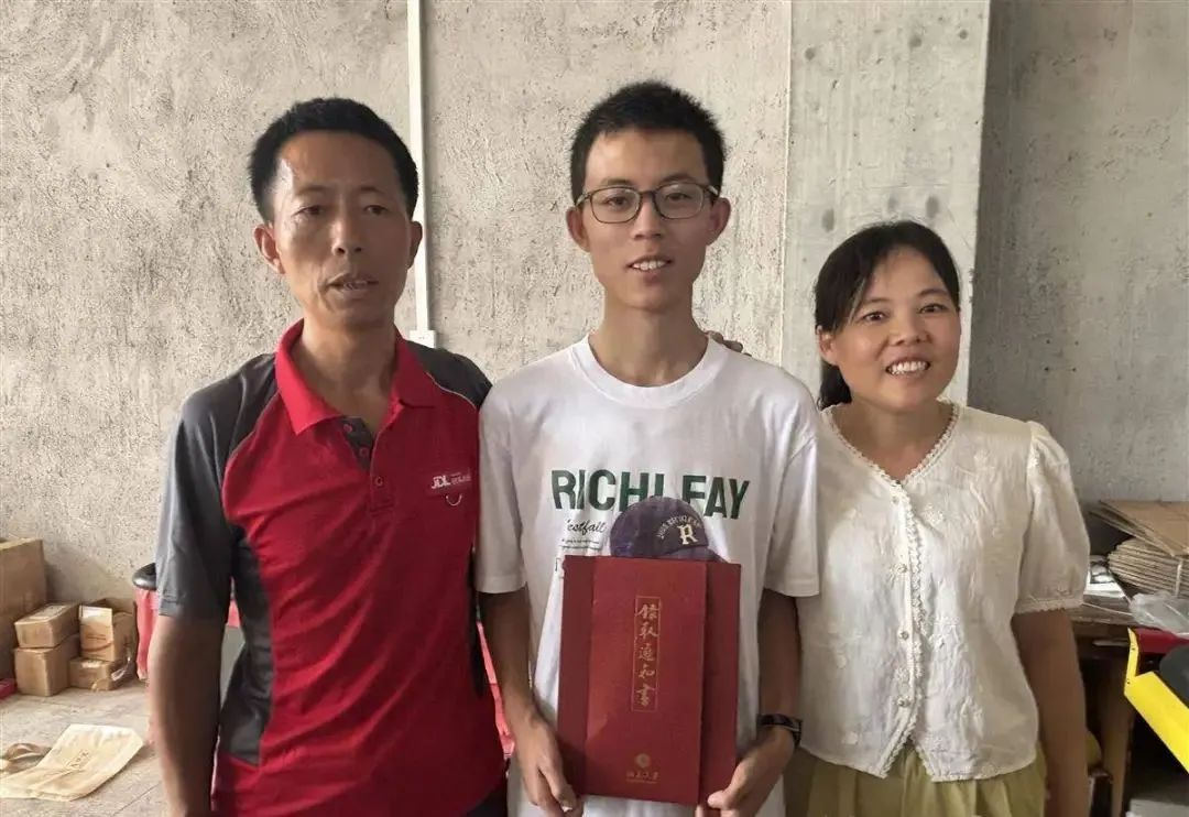 Nam sinh ngày nào cũng chơi game đến sáng lại được ĐH top 1 gửi giấy báo trúng tuyển, người bố ngỡ ngàng: "Có nhầm lẫn không?"- Ảnh 2.