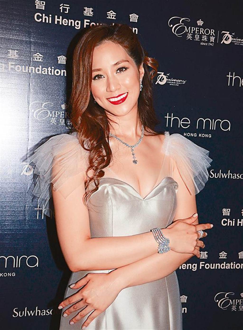 "Cô dâu nghìn tỷ showbiz" chịu giam lỏng sau cửa hào môn: Bị xem như "máy đẻ", làm gì cũng có người theo dõi- Ảnh 3.