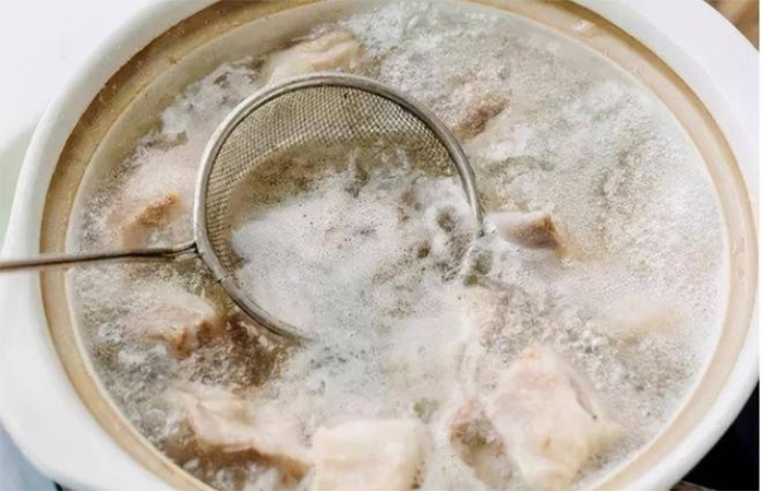 Nước luộc thịt có váng bọt do thực phẩm nhiễm hóa chất?- Ảnh 1.