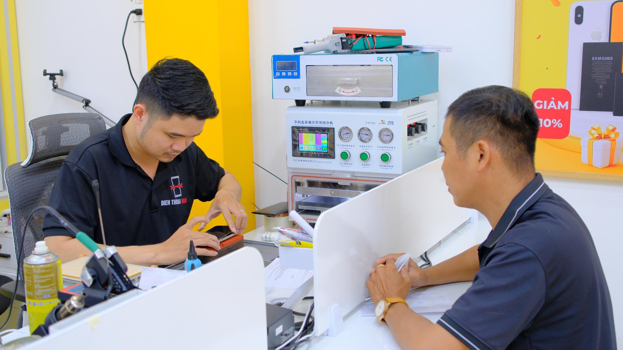 Thay pin điện thoại chính hãng, giá rẻ tại Điện Thoại Nhanh- Ảnh 1.