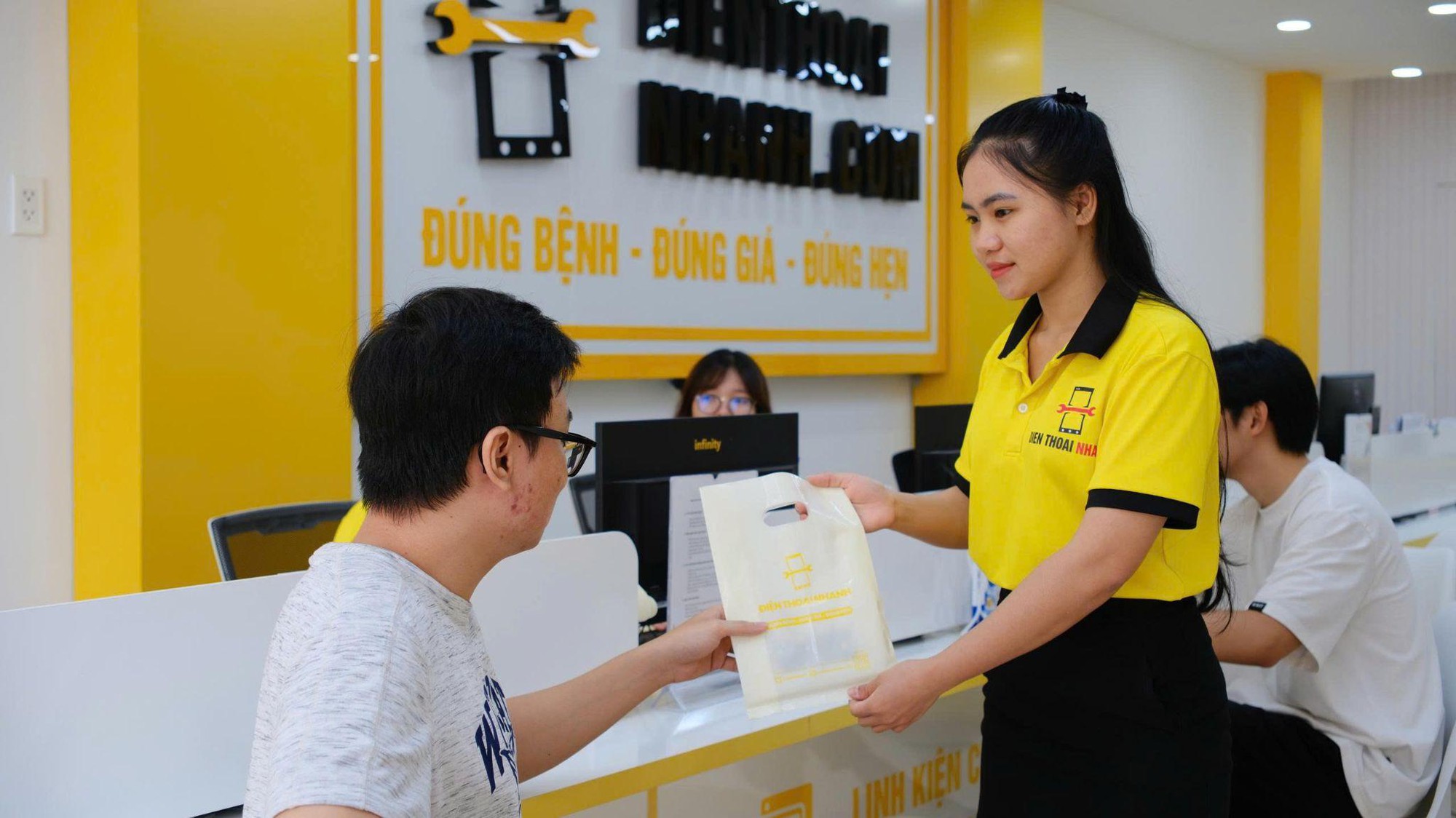 Thay pin điện thoại chính hãng, giá rẻ tại Điện Thoại Nhanh- Ảnh 2.