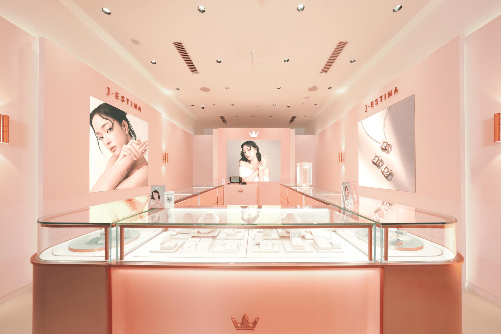 Châu Bùi chính thức trở thành nàng thơ của J.ESTINA trong màn khai trương cửa hàng đầu tiên tại Hà Nội- Ảnh 1.