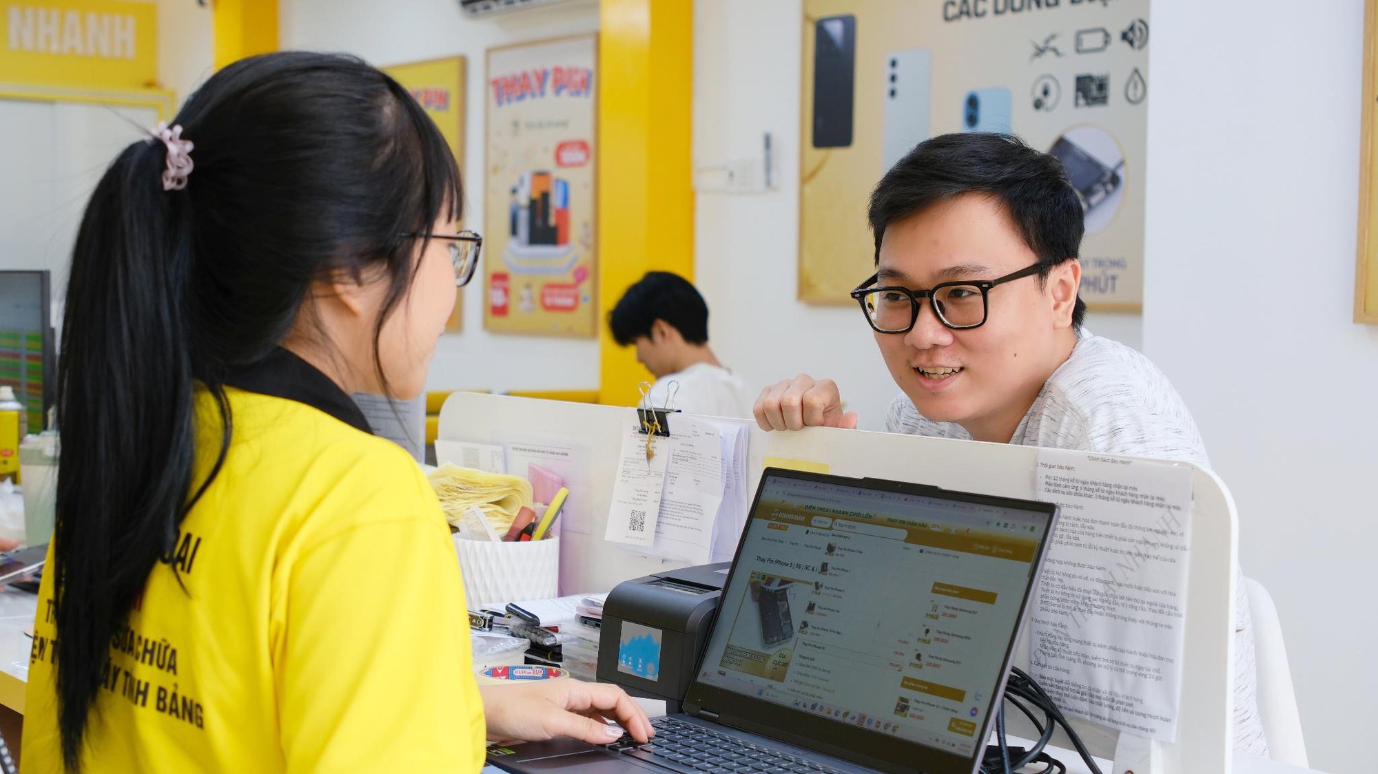 Thay pin điện thoại chính hãng, giá rẻ tại Điện Thoại Nhanh- Ảnh 3.