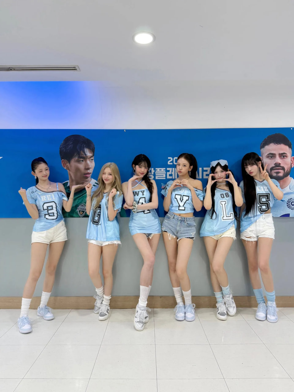 Sexy hay phản cảm? Lại thêm 1 outfit siêu ngắn gây tranh cãi của Kpop- Ảnh 6.