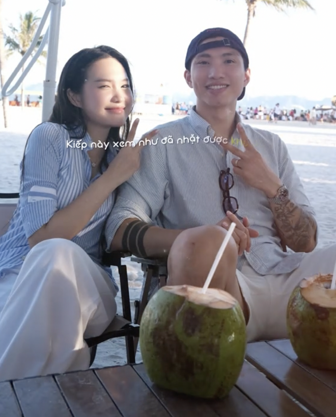 Đoàn Văn Hậu tung loạt ảnh thân mật bên vợ, sắc vóc Top 10 Hoa hậu Doãn Hải My chiếm trọn spotlight- Ảnh 8.