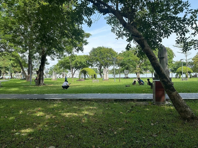 Vụ khách Tây rơi nhẫn, người dân đổ xô tìm giúp ở Huế: Bất ngờ giá trị thật của chiếc nhẫn- Ảnh 1.