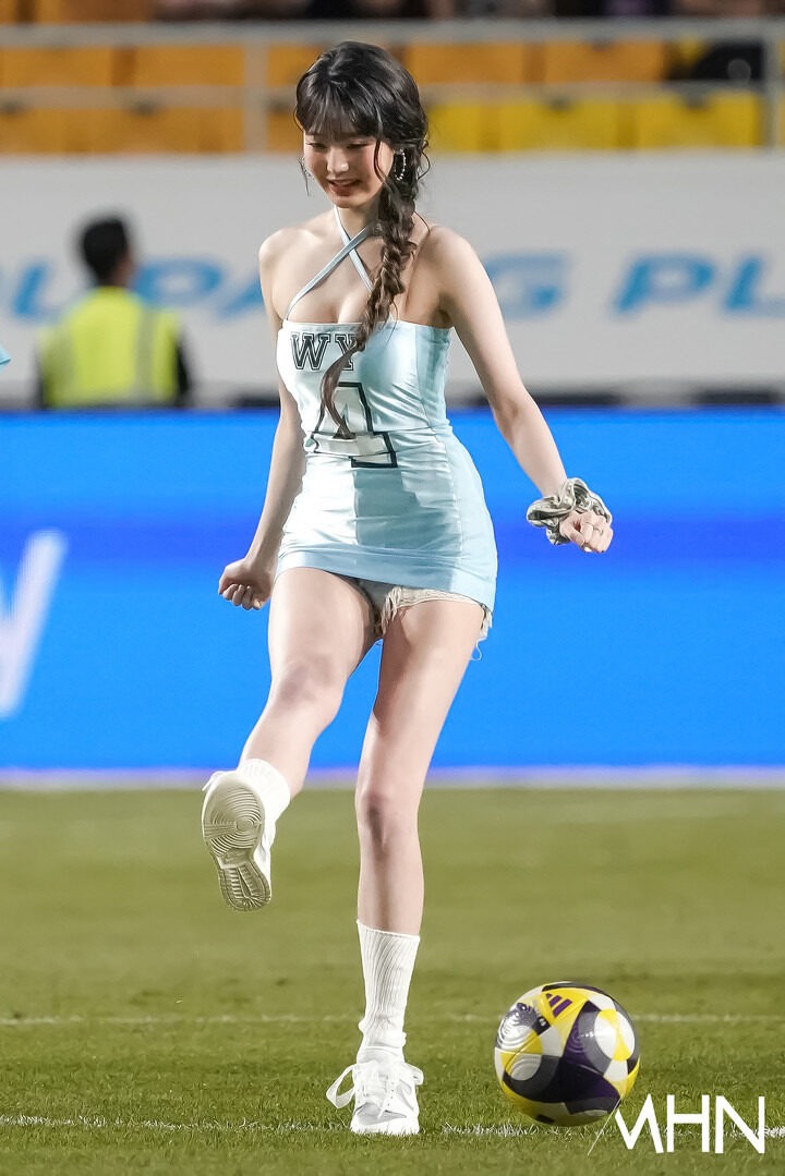 "Công chúa Kpop" Jang Won Young hứng gạch tan nát vì mặc váy bó ngắn cũn cỡn, hóa ra là đồng đội "chỉ điểm"- Ảnh 2.