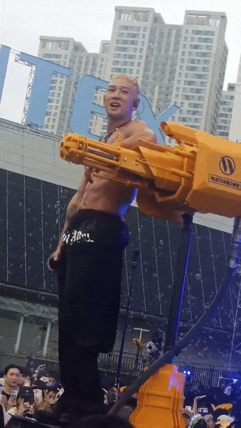 Nam thần cởi áo khoe múi làm náo loạn WATERBOMB, ITZY xinh đỉnh để lại loạt khoảnh khắc để đời- Ảnh 4.