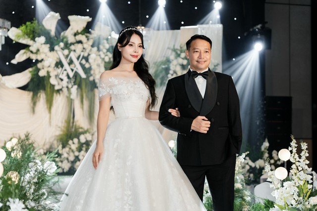 Ảnh nét căng đám cưới HLV Vũ Hồng Việt và BTV của VTV, chú rể U50 vẫn bảnh bao, visual cô dâu gây sốt- Ảnh 1.