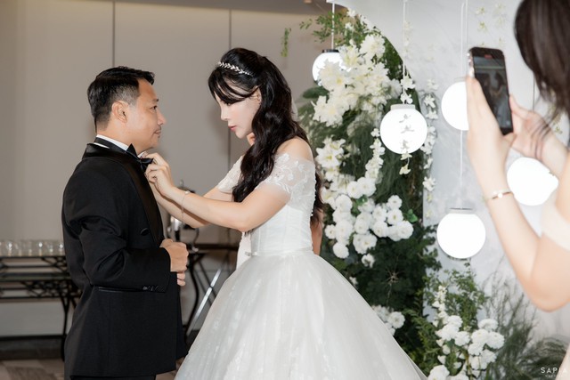 Ảnh nét căng đám cưới HLV Vũ Hồng Việt và BTV của VTV, chú rể U50 vẫn bảnh bao, visual cô dâu gây sốt- Ảnh 3.