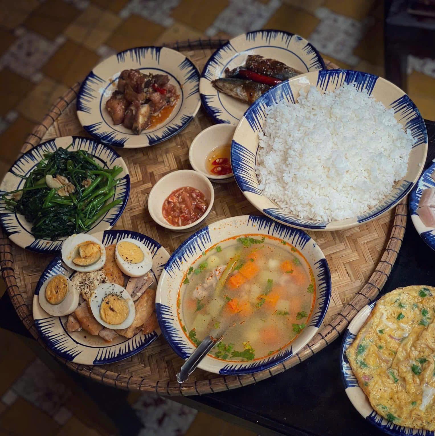7 quán cơm quê siêu ngon siêu rẻ ở Huế: Ăn no căng bụng như cơm mẹ nấu mà 