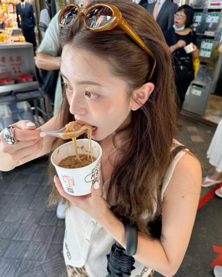 Thứ nước chan vào bát bún hè: Kho collagen của team da đẹp, nhưng phải ăn đúng- Ảnh 1.