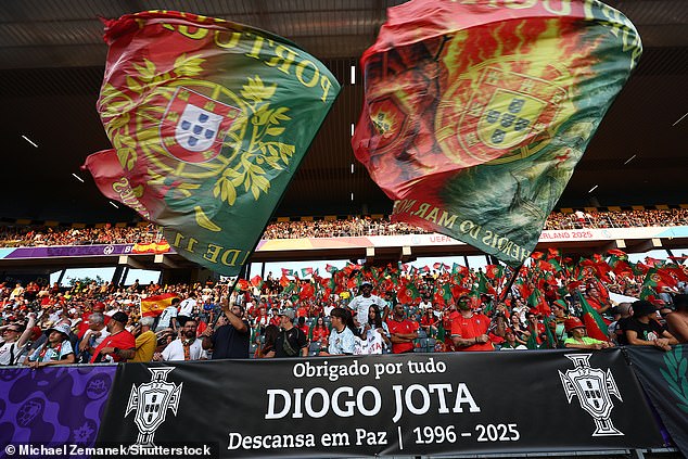 Bác sĩ tiết lộ giây phút cuối đời của Diogo Jota 4 Người hâm mộ tưởng nhớ Diogo Jota