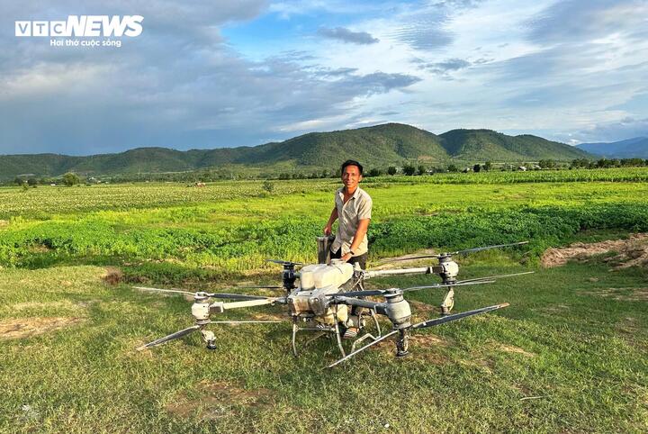Nông dân lái drone cứu 2 em nhỏ giữa dòng nước xiết: 'Máy bay có thể mua, người không thể sống lại'- Ảnh 1.