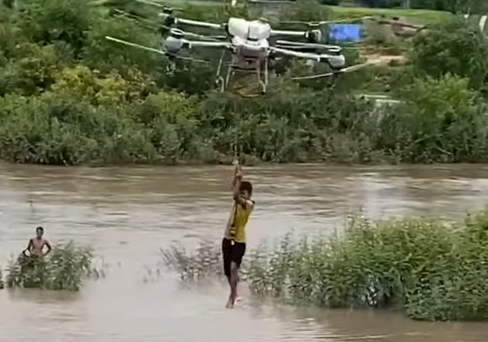 Anh nông dân Gia Lai nhanh trí dùng drone cứu hai em nhỏ kẹt giữa dòng nước xiết- Ảnh 1.