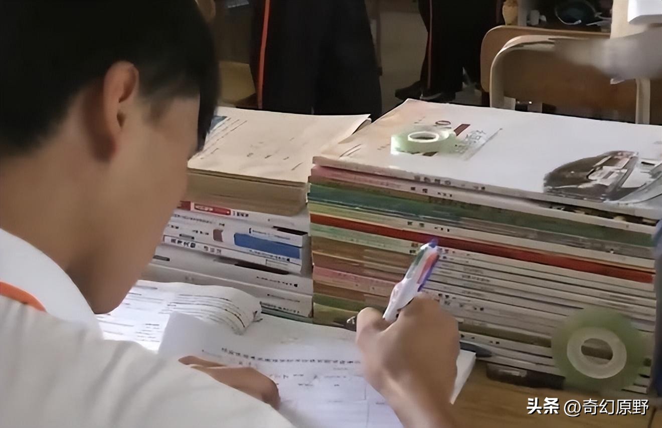 Nam sinh giỏi nhất tỉnh nộp 3 tờ giấy trắng thi đại học khiến nhà trường sửng sốt khi biết nguyên do: "Em cố tình thi trượt"- Ảnh 1.