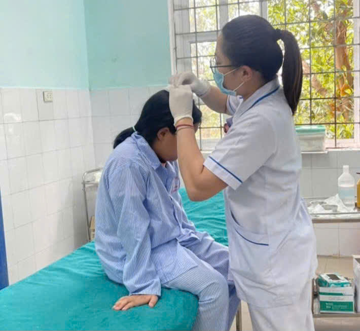 Bé gái 10 tuổi bất ngờ bị khỉ tấn công khi vào Rào Vịnh- Ảnh 1.